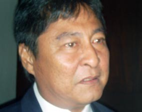 Wagub Sumsel Hilangkan Stres dengan Nyanyi