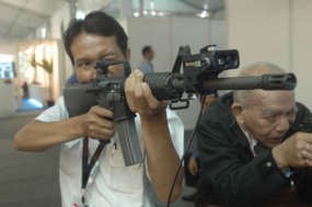 Menembak dengan M-16 di Indo Defence 2008