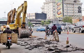 Jalan di Terusan Kuningan Dibeton, Kendaraan Boleh Masuk Jalur Busway