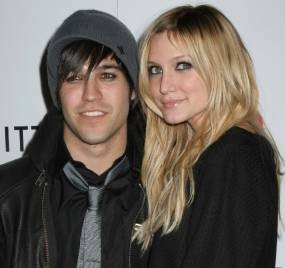 Ashlee Simpson Lahirkan Bayi Laki-laki
