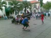 Ratusan Warga Habiskan Malam Minggu di Festival Kota Tua Jakarta