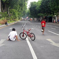 Jalan Raya Darmo Dimanfaatkan untuk Olahraga