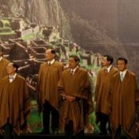 Pemimpin APEC Foto Bersama Kenakan Ponco Coklat