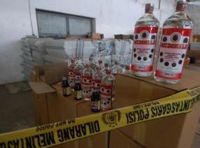 Polisi Gerebek Pabrik Miras Ilegal di Kawasan Industri Makassar