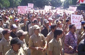 Bupati Ngawi Digeruduk Ribuan Perangkat Desa