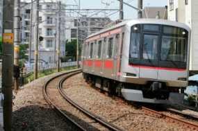 Pria Lepaskan Ratusan Cacing di Kereta Api!