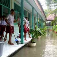 Sekolah Dikepung Banjir, Siswa pun Copot Sepatu
