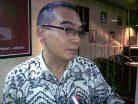 Otto Malik Tertawa Setelah Baca Buku Tim Wiener