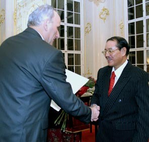 Dubes Sihombing Dianugerahi Medali Kota Godollo