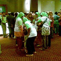 Caleg PBR Nobar Laskar Pelangi Bersama Tukang Becak