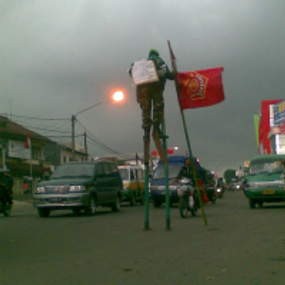 Nekat! Guru Jalan Mundur Pakai Egrang dari Ciamis ke Jakarta