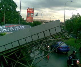 Satu Lagi, Billboard A Mild Samping Citos Roboh