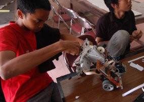 Mahasiswa Makassar Unjuk Kebolehan Merakit Robot