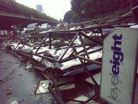 Hujan, Angin Kencang dan Petir Menyambar di Jaksel