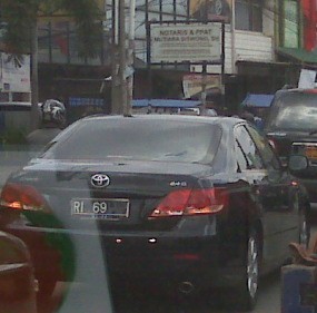 Akses Ciputat Lumpuh, Mobil Pejabat Terjebak