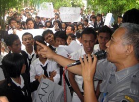 Diduga Korupsi, Kepala Sekolah Didemo Ratusan Siswa