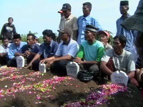 4 Korban Tewas Kecelakaan di Krian Dikubur Satu Liang