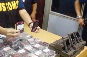 10 Ribu DVD & 100 HP Blackberry Ditahan di Bandara Soekarno-Hatta