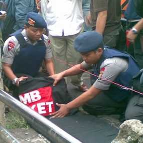 Granat Diangkat Tim Gegana, Warga Bersorak