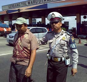 Sopir Bus Maut Linglung di Gerbang Tol Waru