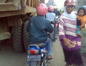 Truk Sirtu Proyek Sun Safira Buntu Jalan Desa