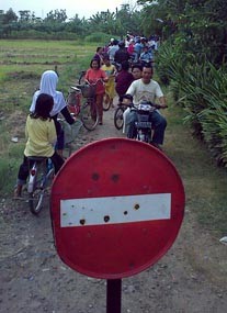 Di Bawah Sumber Air Panas, Dipastikan Tak Ada Jaringan Listrik