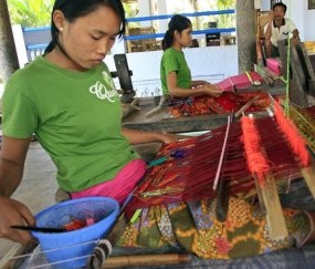 Merajut Kain Tenun Lombok