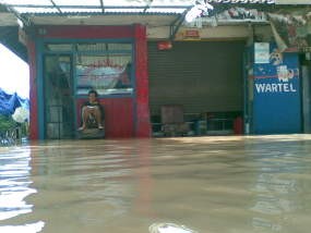Banjir Lumpuhkan Ekonomi Warga