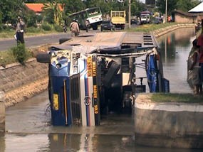 Pengemudi Bus Restu Ugal-ugalan di Jalan 