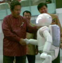 Fahmi Idris dan Robot Asimo
