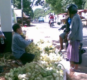 Suka Duka Pedagang Cangkang Ketupat