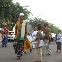 Untuk Alas Salat, Koran Bekas Singgih Laris Manis