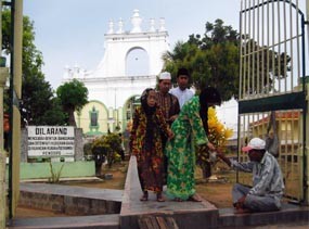 Caleg Ramai-ramai Ngalab Berkah di Asta Tinggi Sumenep