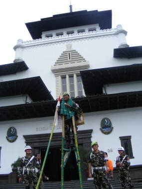 Manusia Egrang Akan Temui Menpora dan Mendiknas