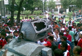 70 Kader PPDI Rusak Gerbang KPU