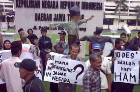 Peringati Hari HAM, Aktivis Semarang Usung Manusia Jerami ke Polda Jateng