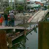 Satu Jenazah Korban Jembatan Ambrol Dievakuasi