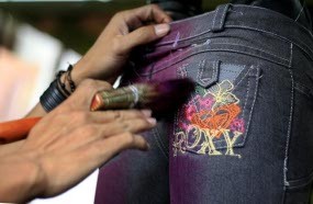 Industri Rumahan Celana Jins yang Tak Lekang Dimakan Krisis