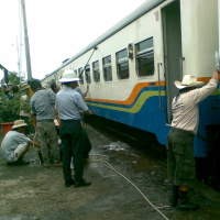 PSB Ramai-ramai Bersihkan Kereta Api