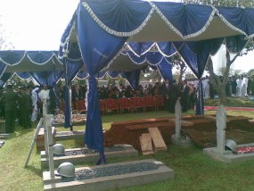 Pejabat Negara Banjiri Pemakaman Ali Alatas