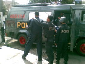 Tim Gegana Polda Jabar Sisir Lokasi