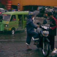 Hujan Deras, Jasa Service Motor Dadakan Bermunculan 