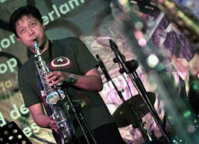 Menjajal Nafas Panjang Selama 12 Jam Tiup Saxophone