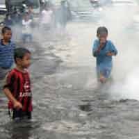 Banjir Datang, Penghuni Kost di Ketintang Panik