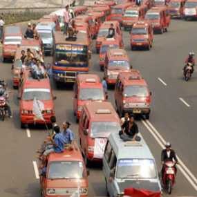 Penurunan Tarif Angkutan Umum Masih Alot