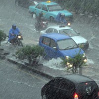 Kota Surabaya Hujan Petir dan Angin Kencang
