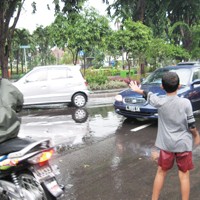 Banjir Datang, Polisi Cepek Cilik Terpanggil