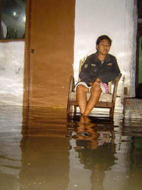 Pasang Laut Rendam Rumah Warga Hingga Dinihari