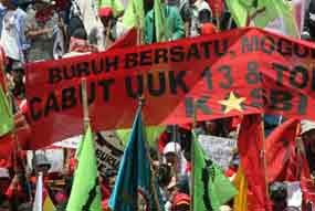 Ribuan Buruh Demo Istana Rabu