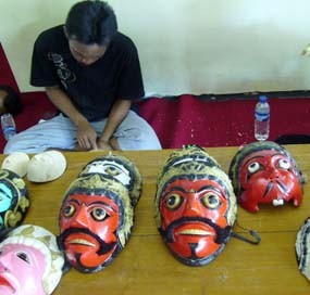 Krisis Global Tumbangkan Pengrajin Topeng